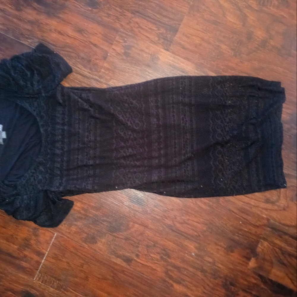 Body-hugging black slim lace dress